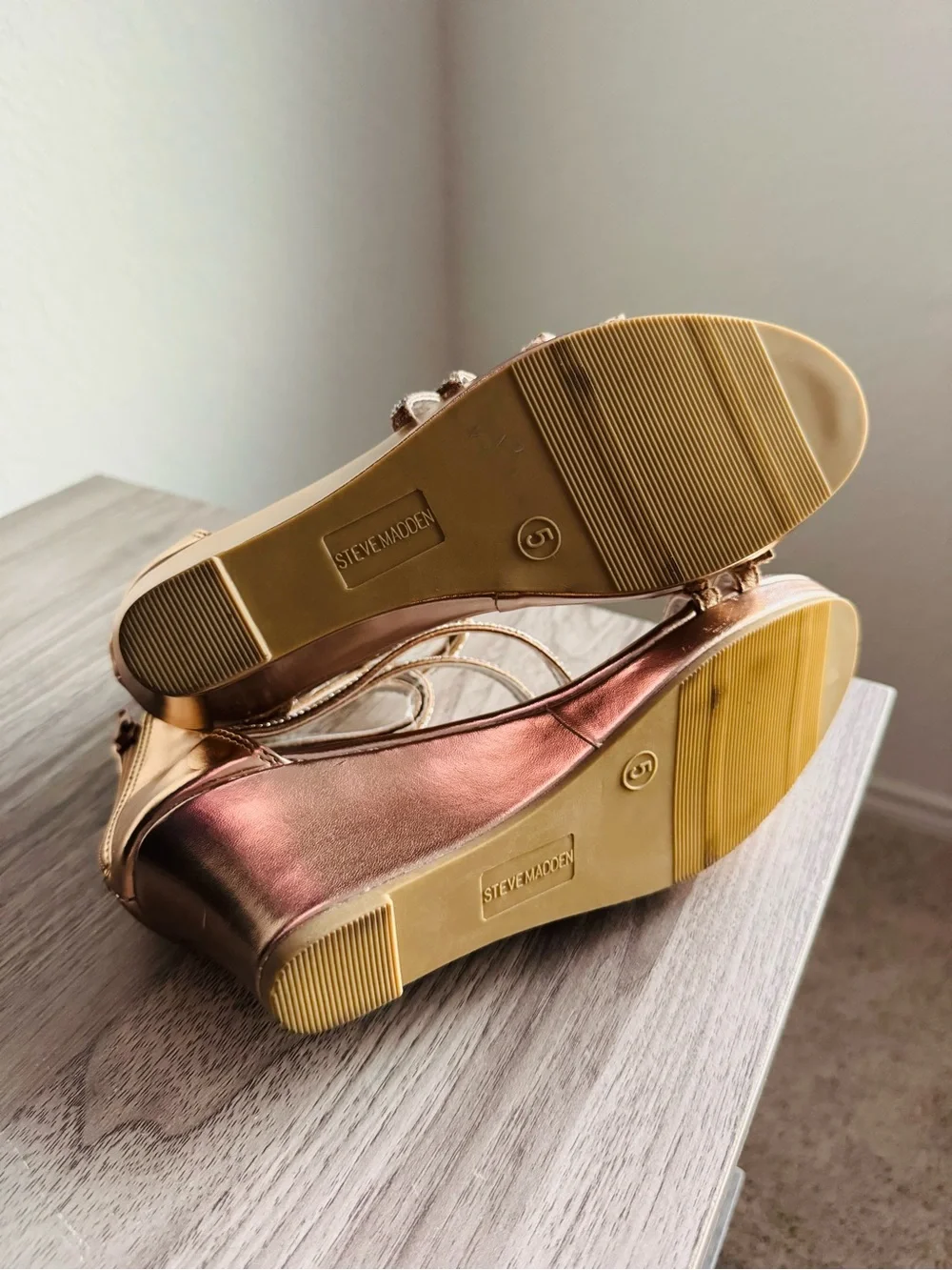 Steve Madden size 5 juniors gold metallic strappy wedges